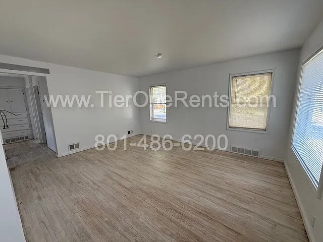 556 S Navajo St — Photo 2