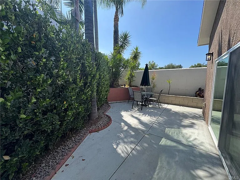 5032 Serrania Ave — Photo 17