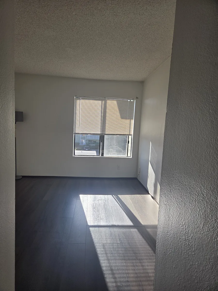 Building Photo - 1050 E Washington Ave E #61