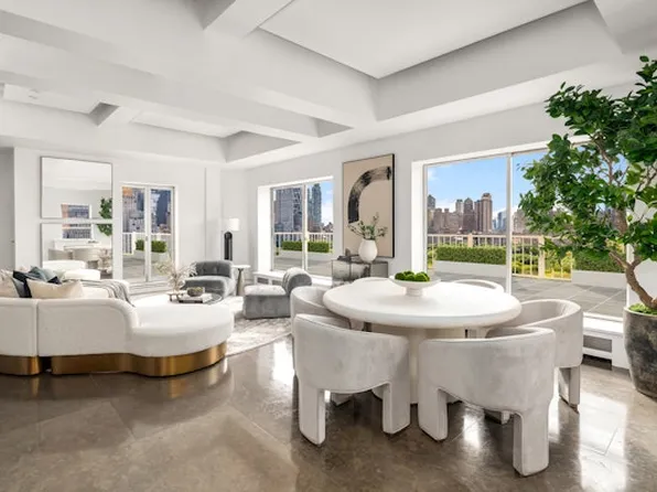 880 5th Avenue image 1 of 15
