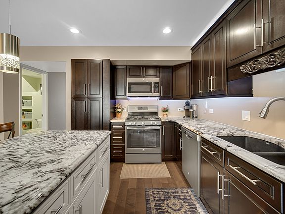 2nd image of 1606 Fox Run Dr