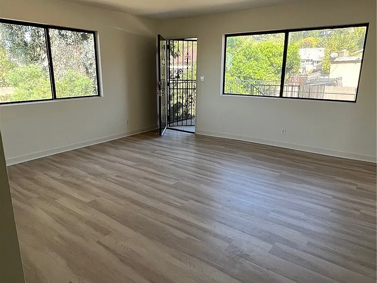 235 W 4th St — Photo 7