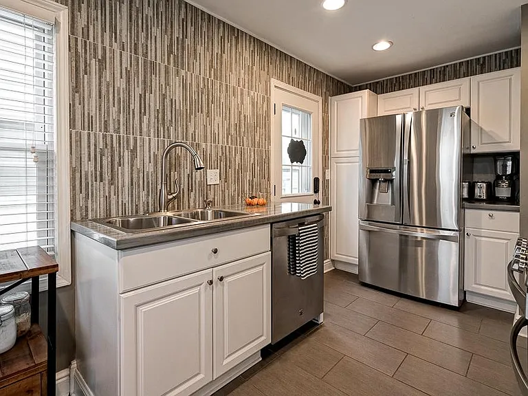 619 E Jeffrey Pl — Photo 7