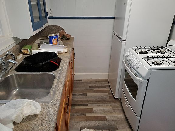 Kitchen - messy view #2