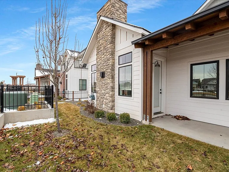 6642 N Asissi Ln — Photo 5