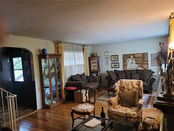 4th image of 61 E Cheshire Pl