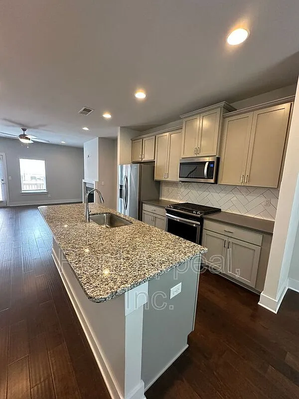 4 bed, 3.5 bath, 2134 sqft, $2,700 — Photo 4
