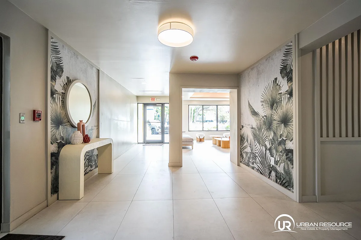 Building Photo - 6960 Rue Vendome #402