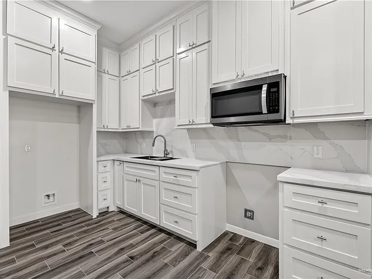 704 W 25th St — Photo 12