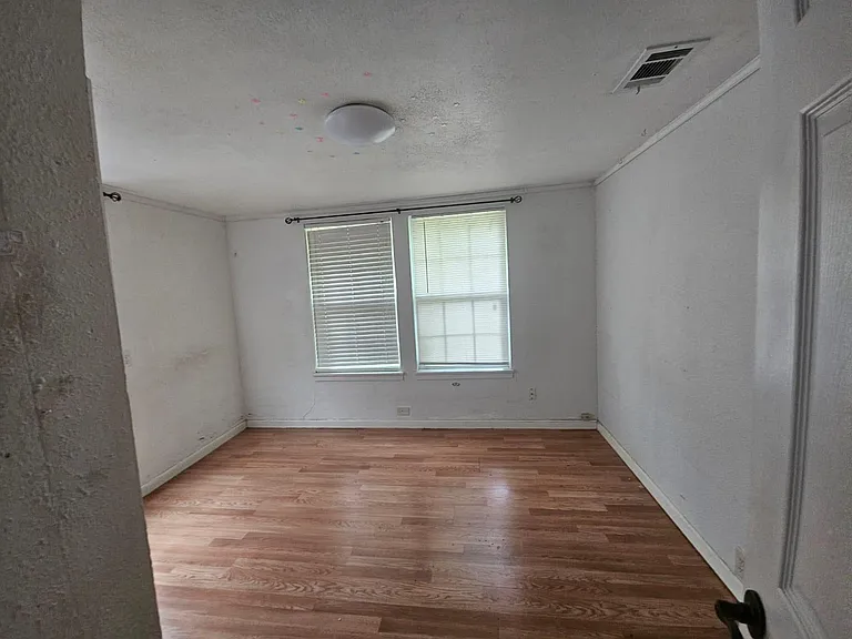 907 Neches St — Photo 23