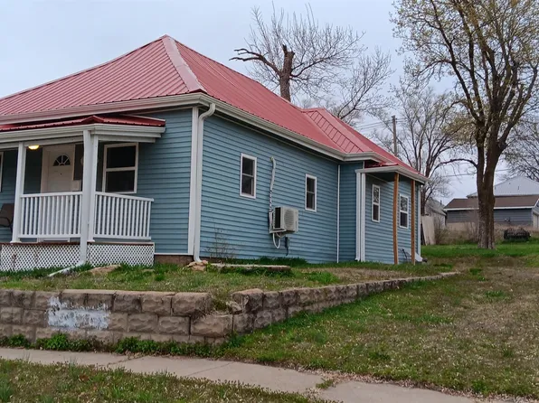 1229 3rd St, Fairbury, NE 68352