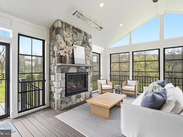 35264 Greyfriar Dr, Round Hill, VA 20141