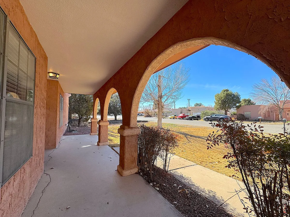 Building Photo - 525 Pinar Del Rio Dr