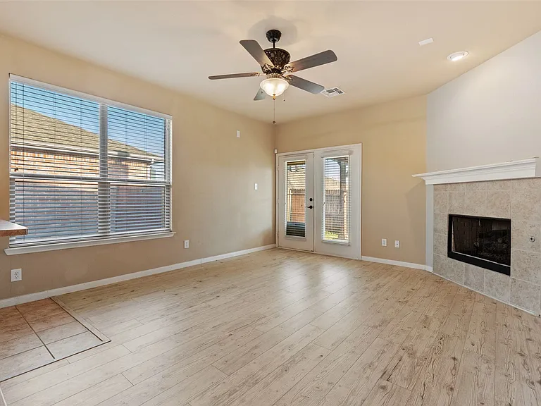 504 Teal Ln — Photo 7