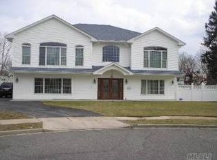 8 Swirl Ln, Levittown, NY 11756