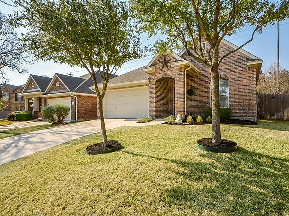 3rd image of 713 Coomes Pl