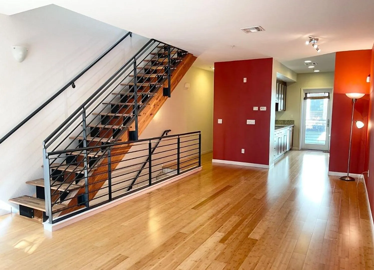 Modern Split-Level Townhome 2 Bedroom, 2 Bath in Emeryville — Photo 3
