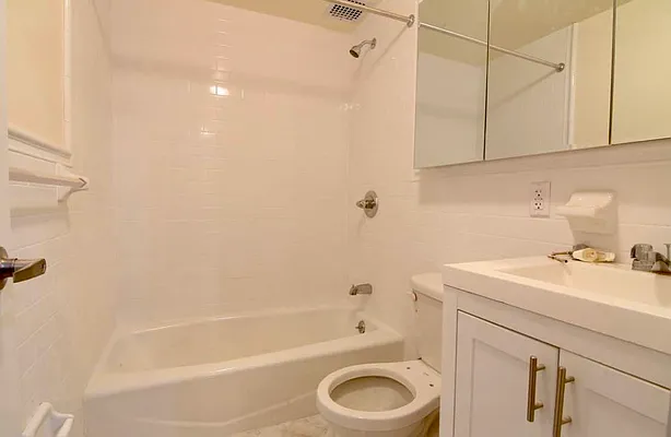 Rented by Street Realty Brokerage LLC | media 8