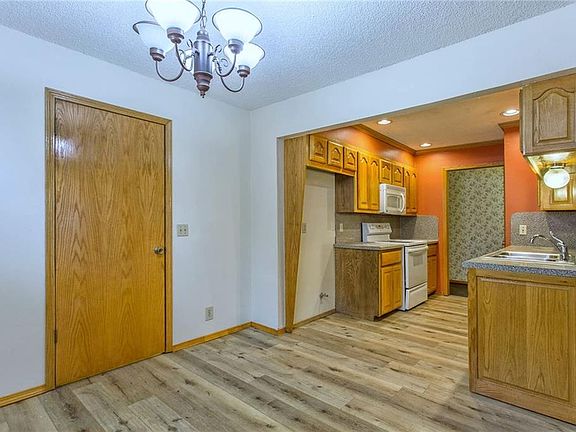 5th image of 10408 Fairfax Ln