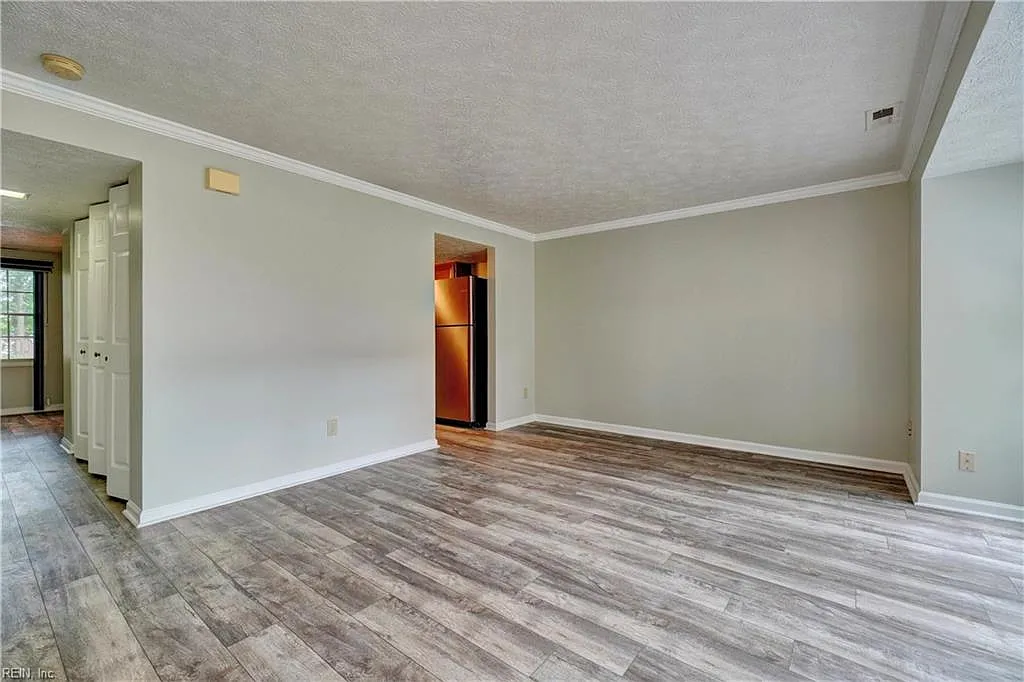 3 bed, 2.5 bath, 1289 sqft, $2,100 — Photo 2