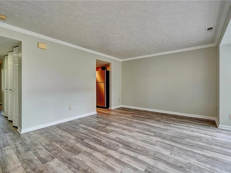 122 Sterling Ct — Photo 2