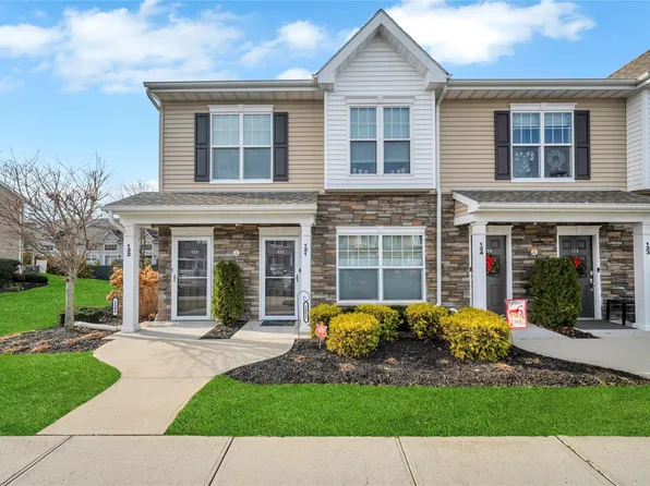 121 Weatherby Lane #121, Central Islip, NY 11722