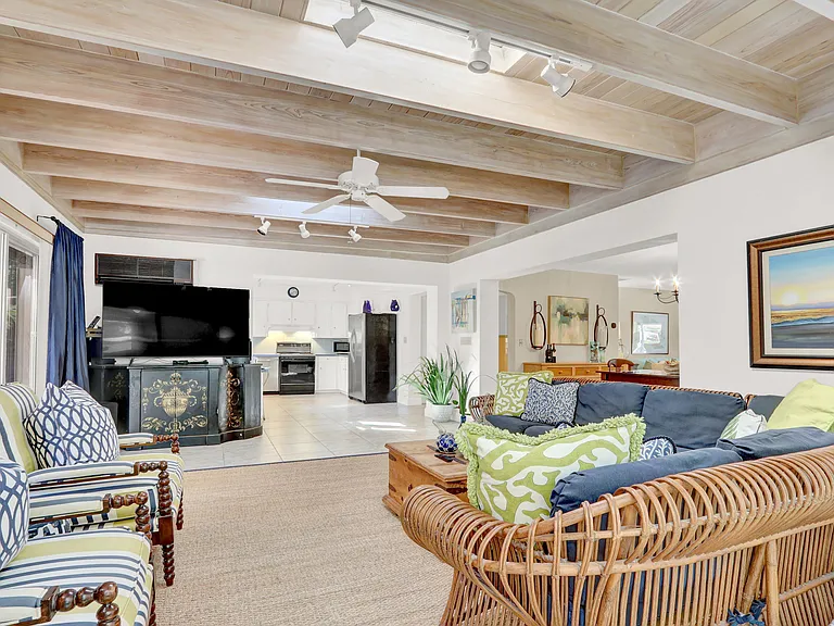 324 Blossom Ln — Photo 15