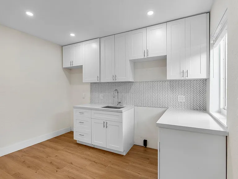 865 SE 12th St #A — Photo 10