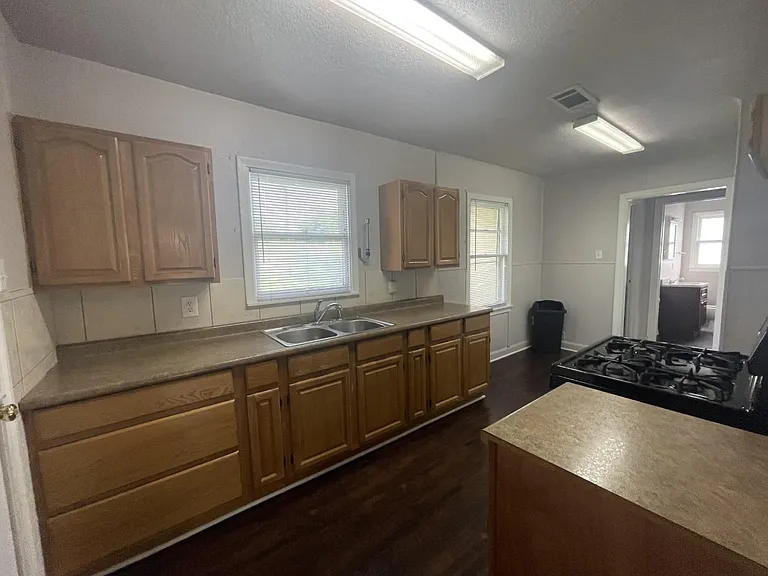 2211 Helena Ave — Photo 4