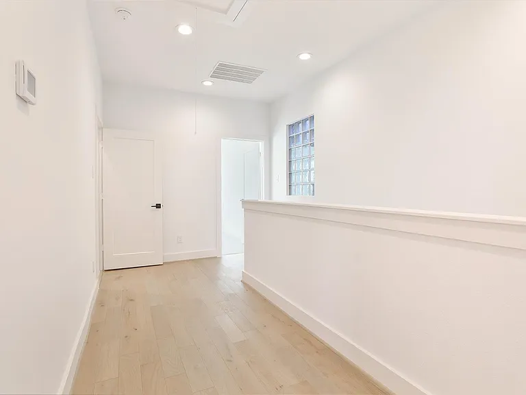 1020 W 15th 1/2 St #B — Photo 37