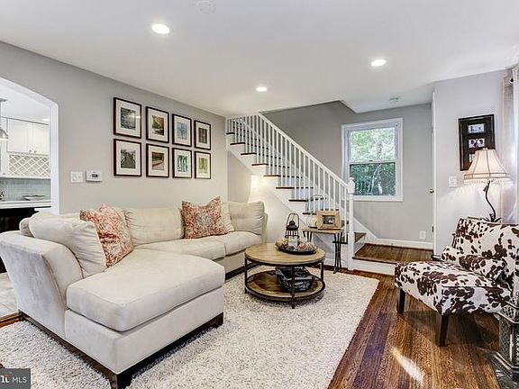 2nd image of 108 N Columbus St