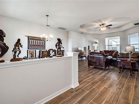5th image of 483 Blue Cypress Dr