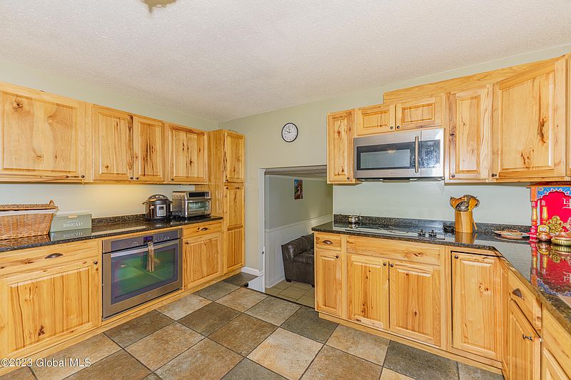 4th image of 948 Midline Road