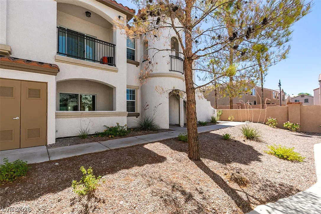 3 bed, 2.0 bath, 1268 sqft, $1,850 — Photo 2