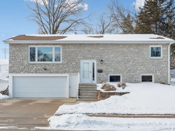 2739 Balboa Dr, Dubuque, IA 52001