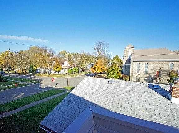 2nd image of 1143 Superior St #2
