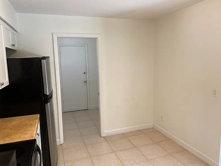956 Tulip Ln — Photo 10