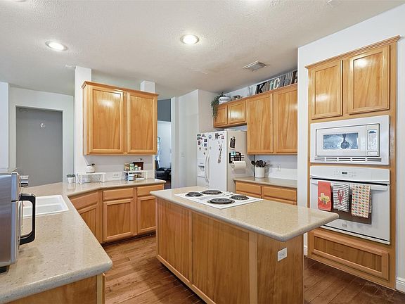 5th image of 187 Bristol Bend Cir