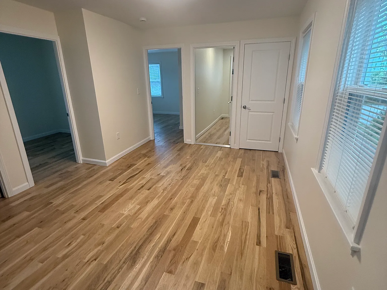 2 bed, 900 sqft, $2,400 — Photo 4