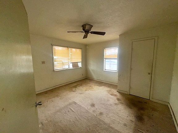 5th image of 124 W Avenue U