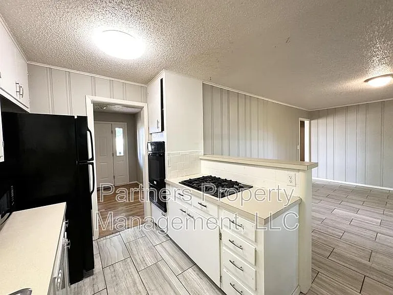 2201 W Deane St — Photo 3