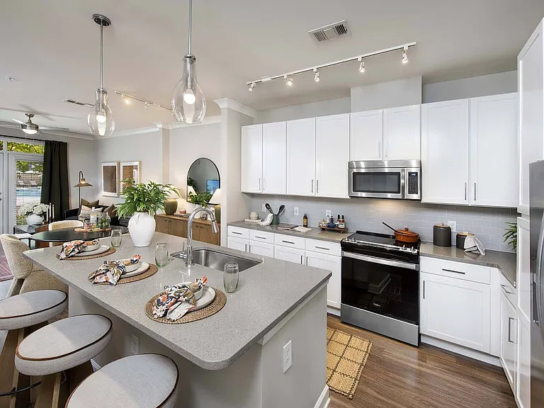 Reserve Decatur Apartments — Photo 3