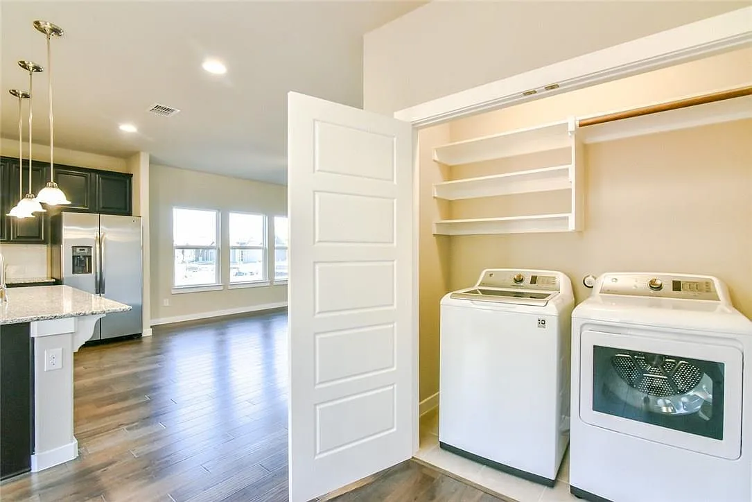 2305 Paxton Way — Photo 4