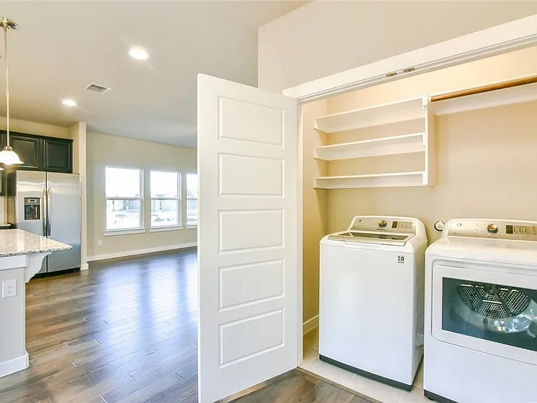 2305 Paxton Way — Photo 4
