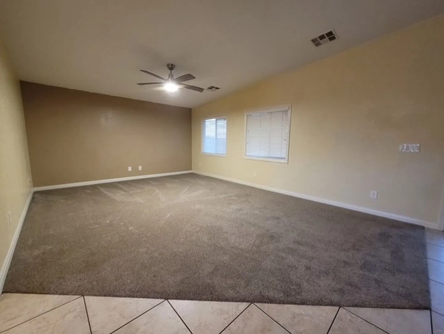 Amazing 4 Bedroom home with huge yard. — Photo 3