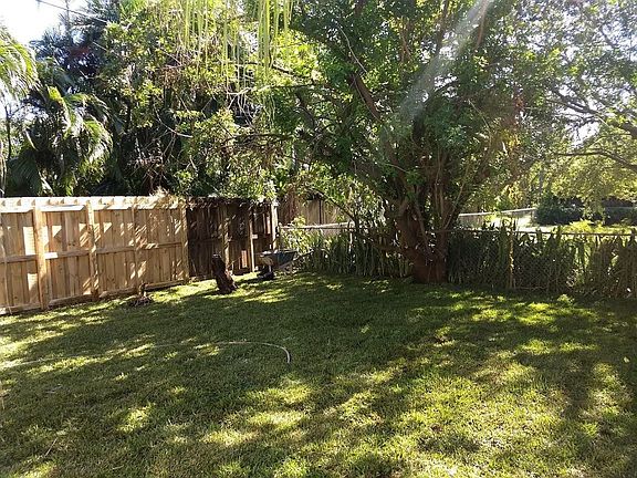 4th image of 904 NE 6th St #104
