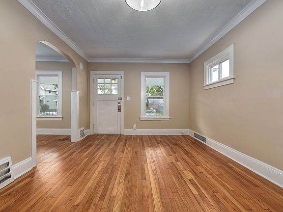 5th image of 15304 Lanning Ave