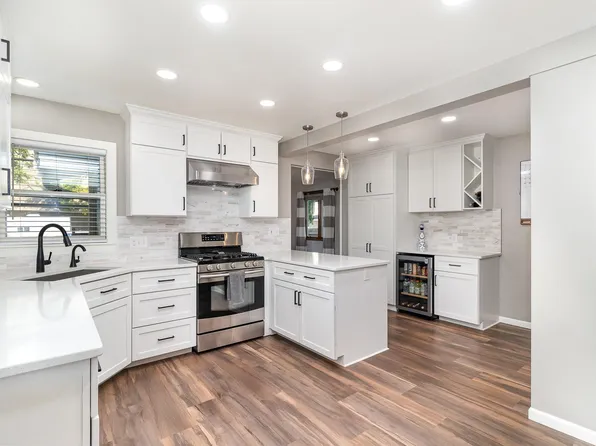 3124 Abbott Ave N, Robbinsdale, MN 55422