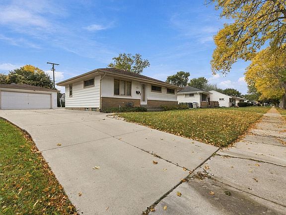 4th image of 8805 W Bender AVENUE