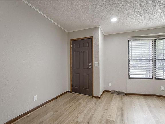 4th image of 319 NW Leanne Ln